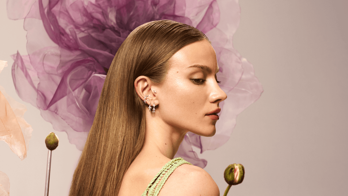 une femme de profil porte des boucles d'oreille