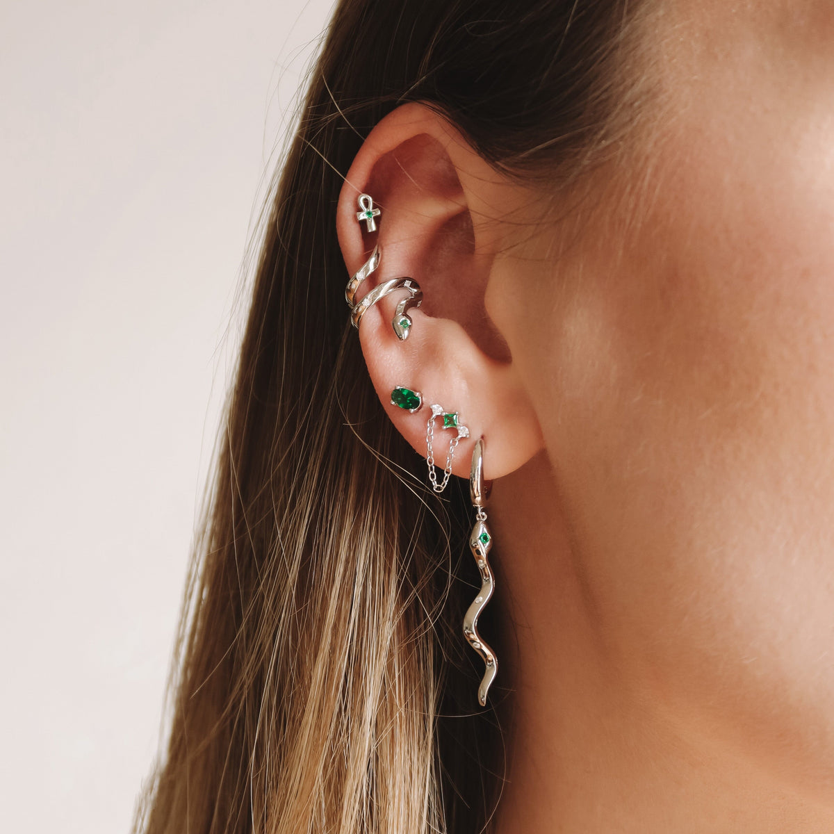Piercing Ânkh Émeraude Barre Nébuleuse 